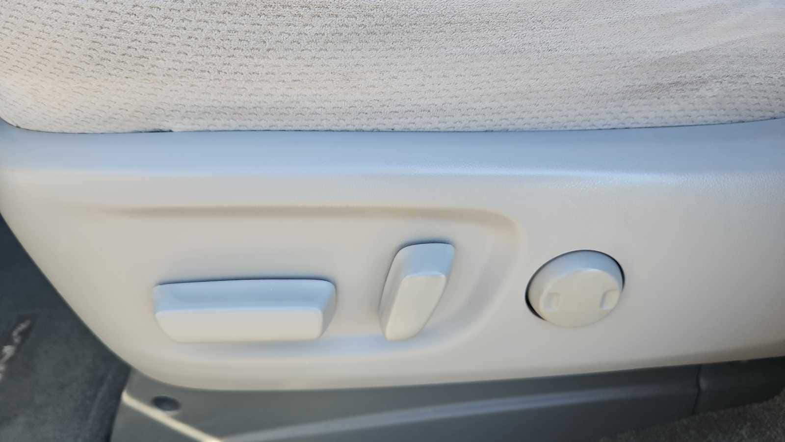 Thumbnail: 2017 Toyota Sienna - 14