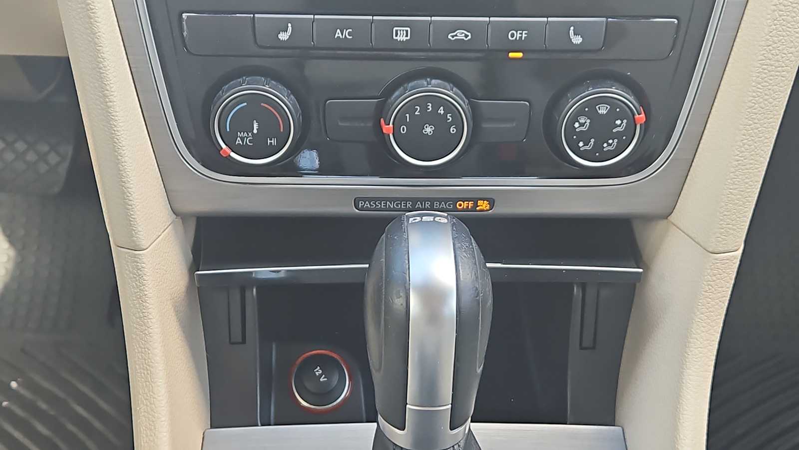 Thumbnail: 2015 Volkswagen Passat - 17