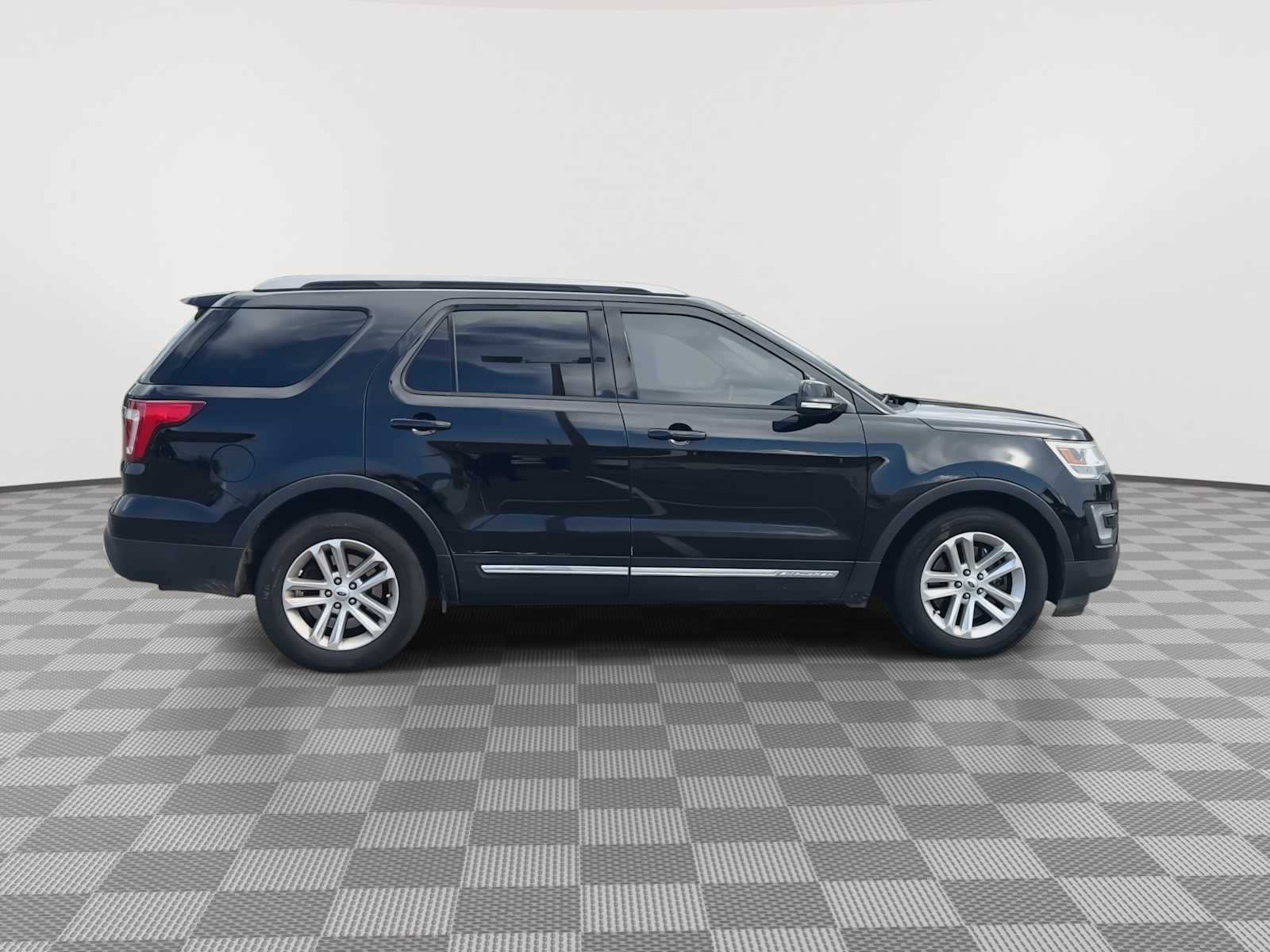 Thumbnail: 2017 Ford Explorer - 9