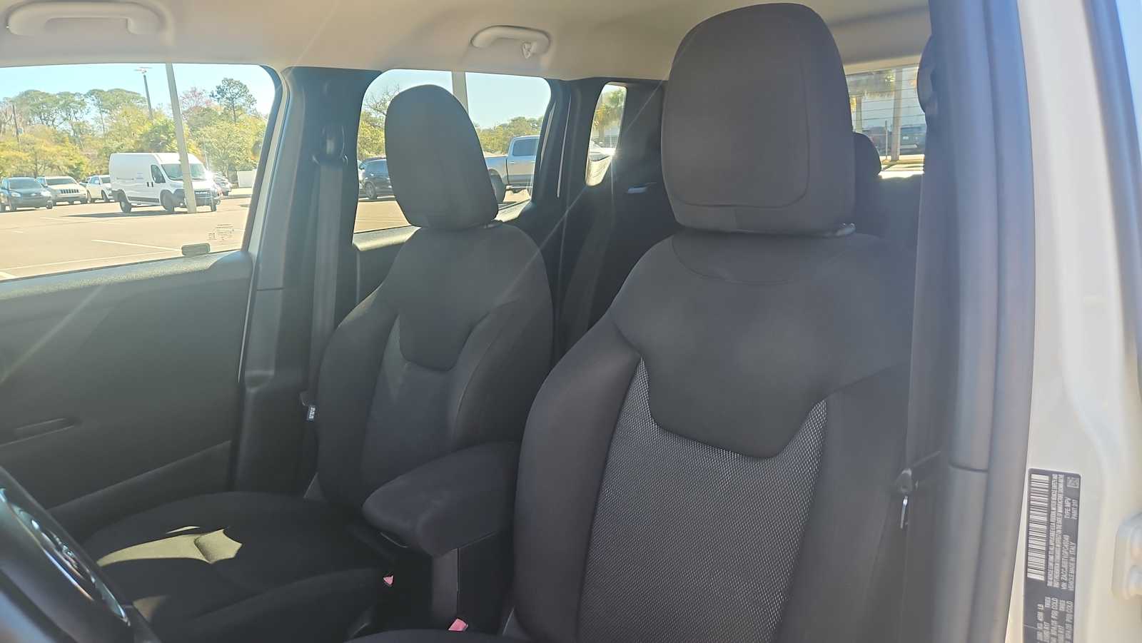 Thumbnail: 2016 Jeep Renegade - 13