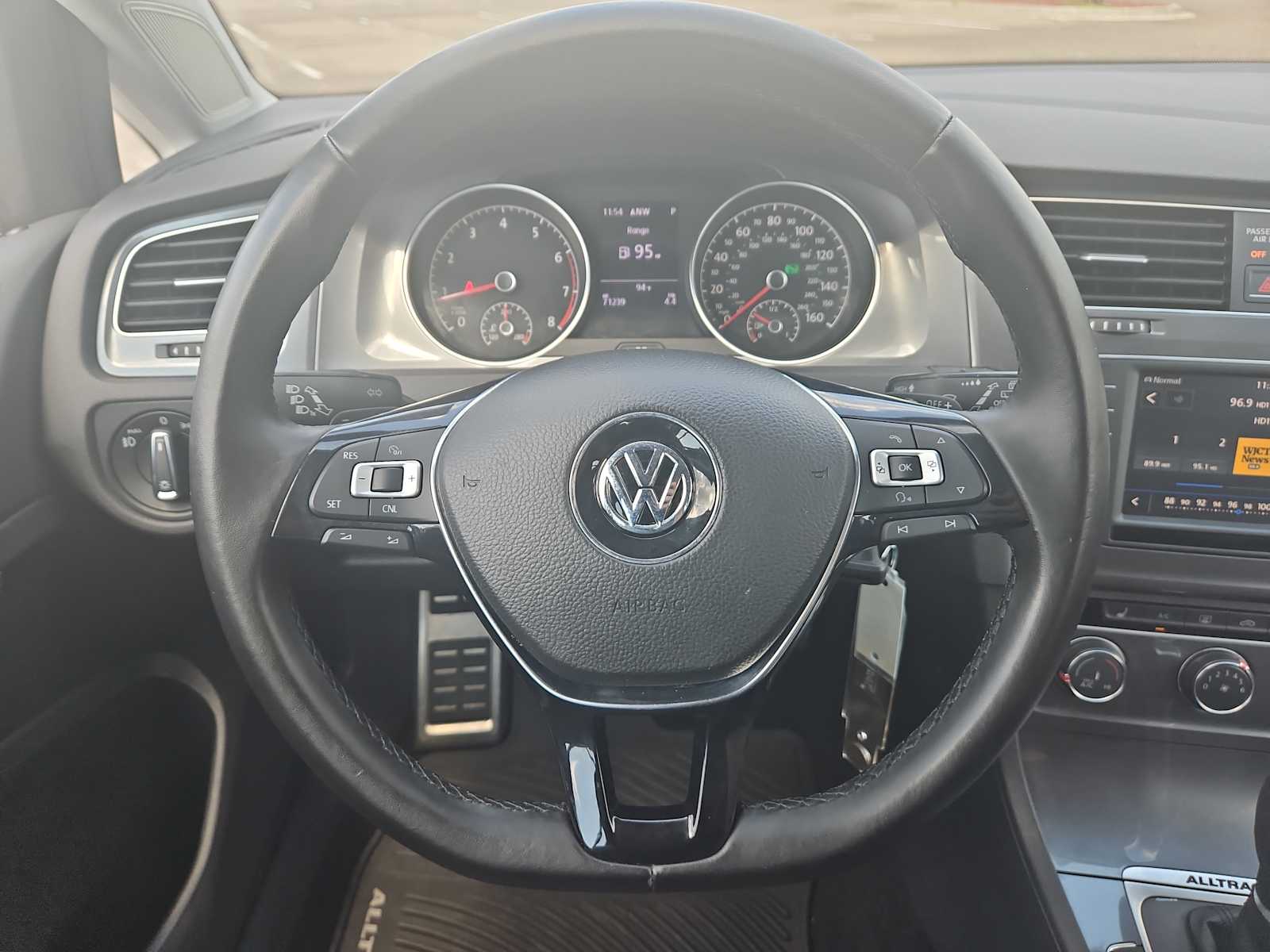 Thumbnail: 2017 Volkswagen Golf - 11