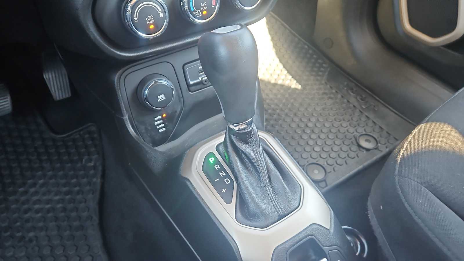 Thumbnail: 2016 Jeep Renegade - 20