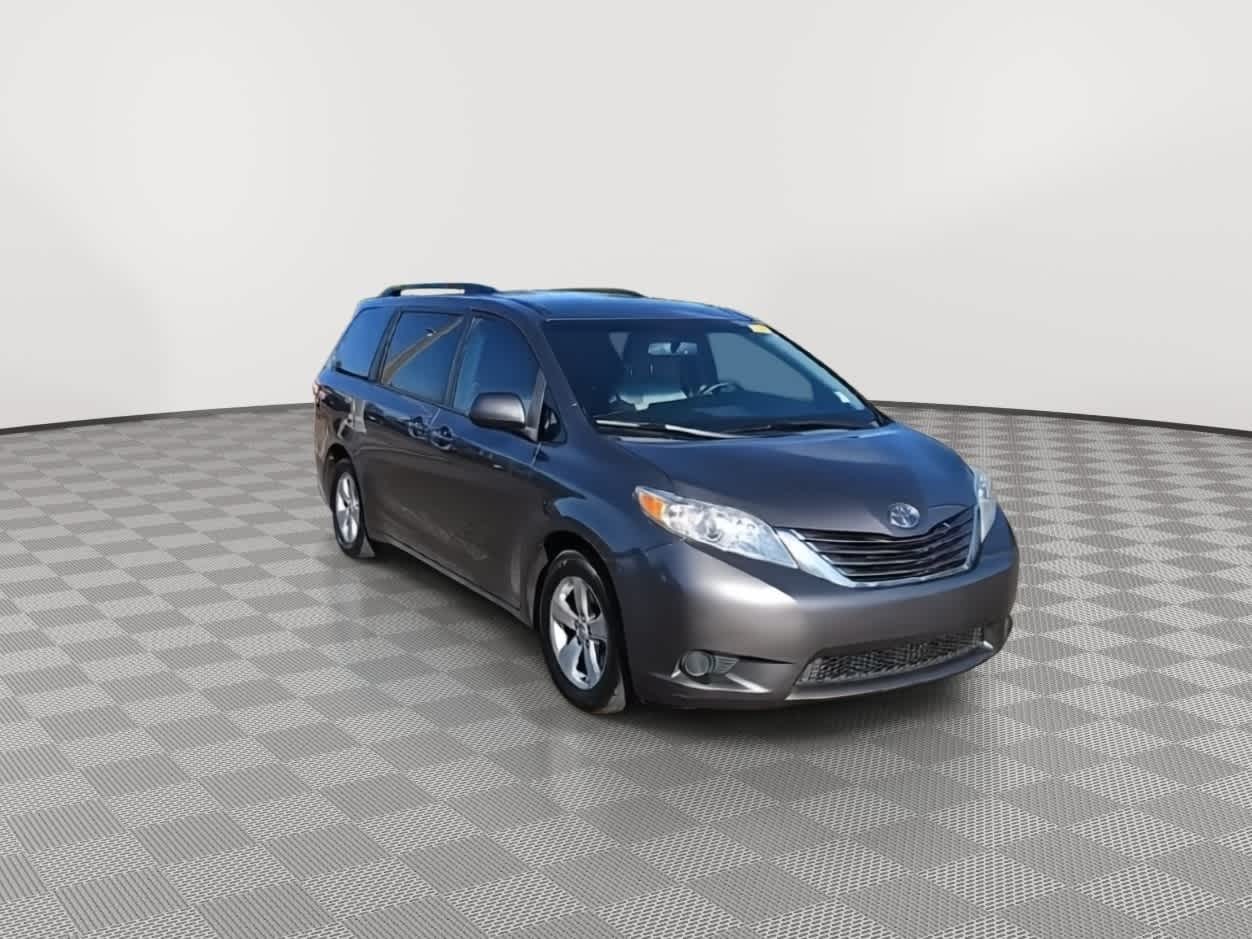 Thumbnail: 2017 Toyota Sienna - 2