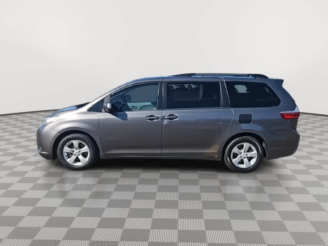 Thumbnail: 2017 Toyota Sienna - 5
