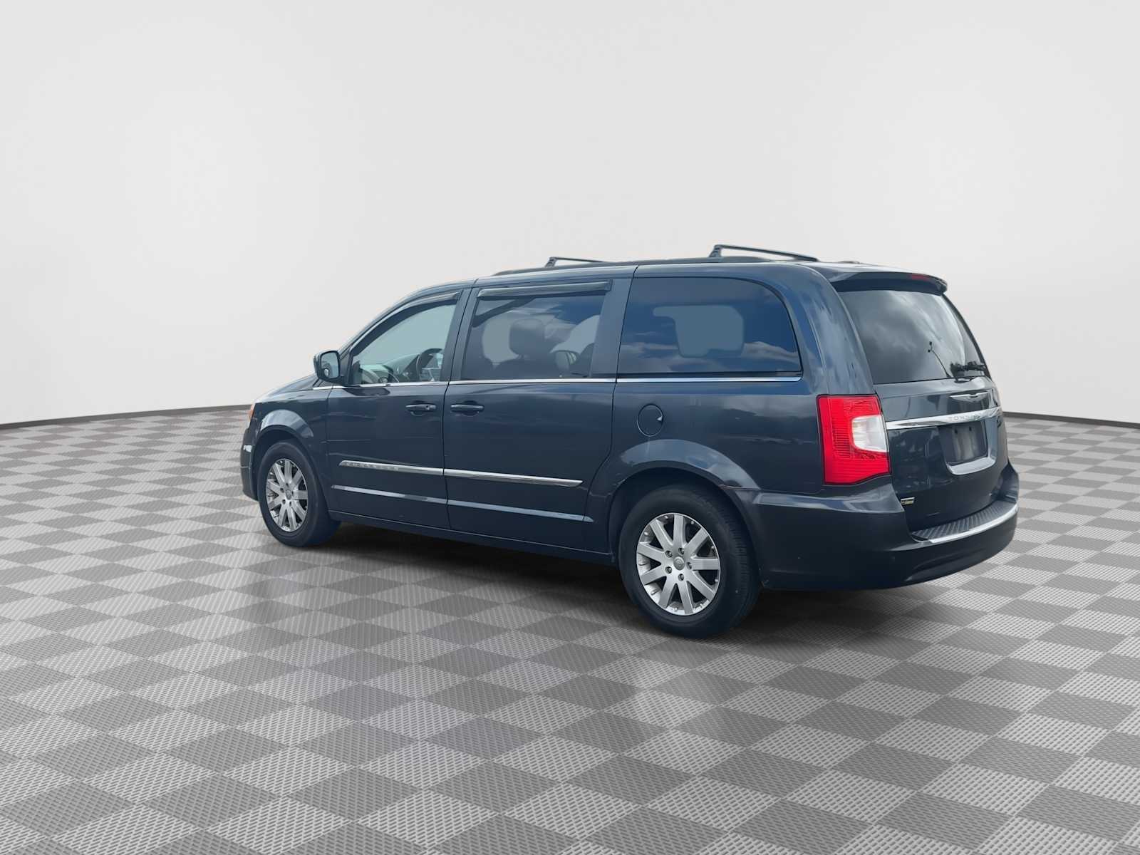 Thumbnail: 2014 Chrysler Town & Country - 6