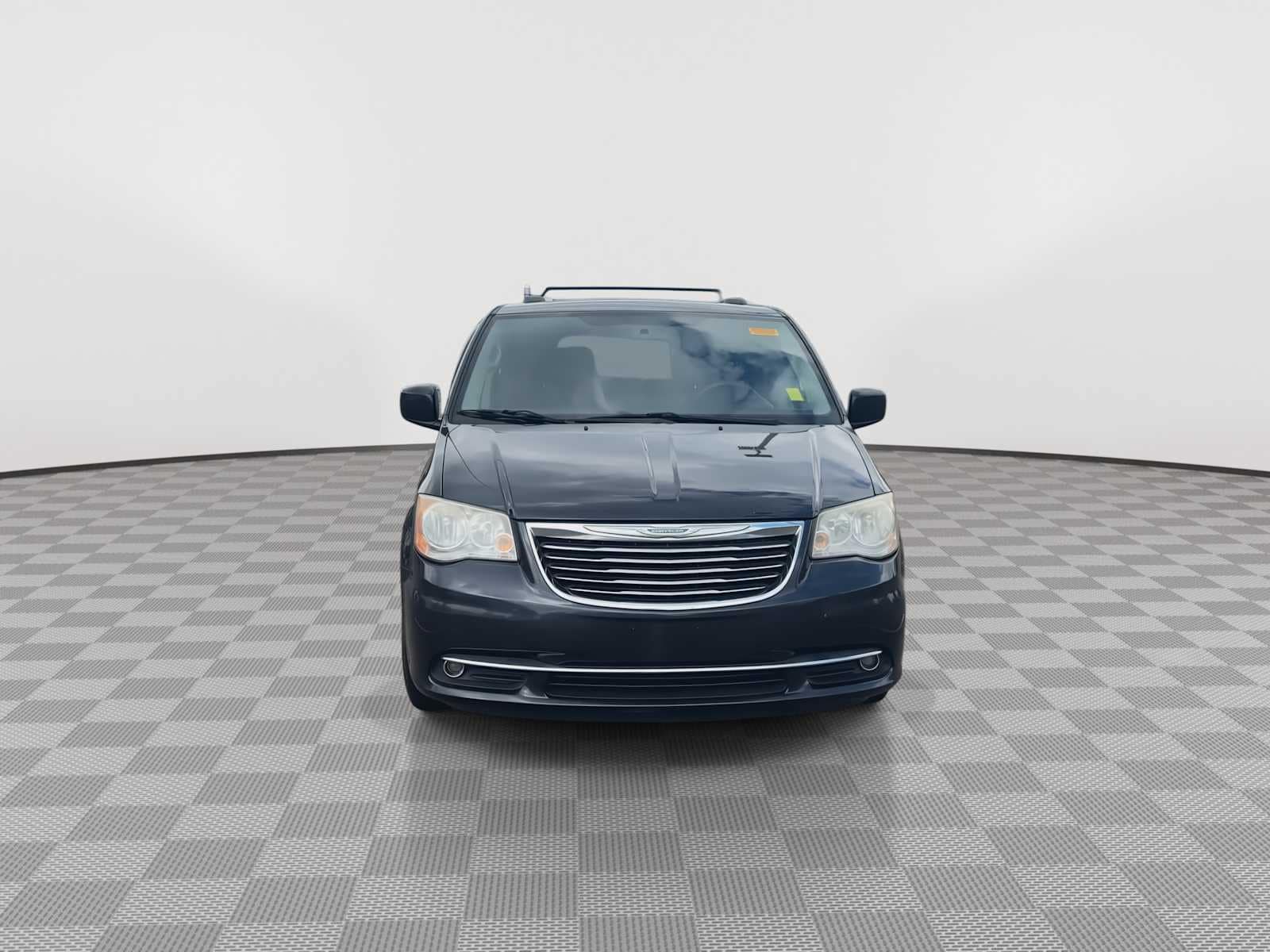 Thumbnail: 2014 Chrysler Town & Country - 3