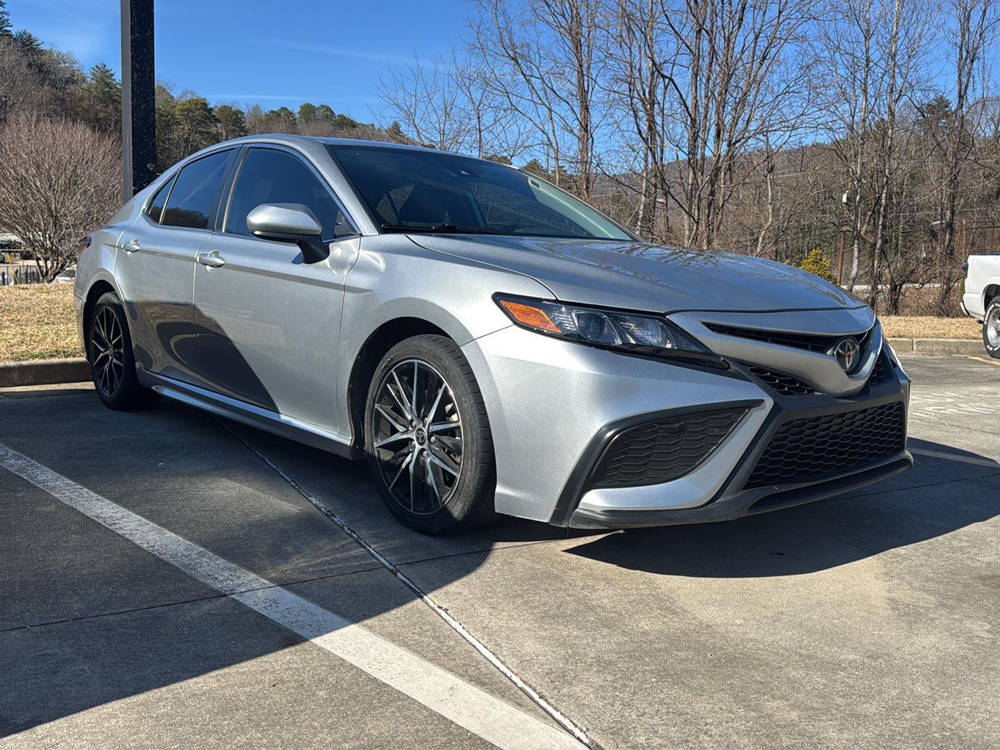 2021 Toyota Camry SE's photo