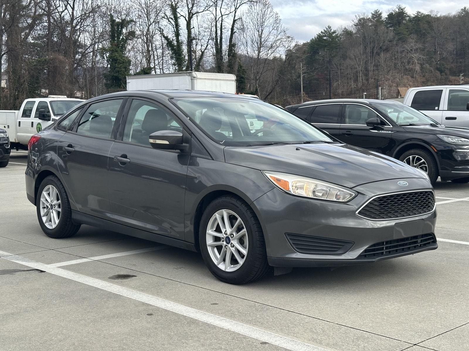 2017 Ford Focus SE's photo
