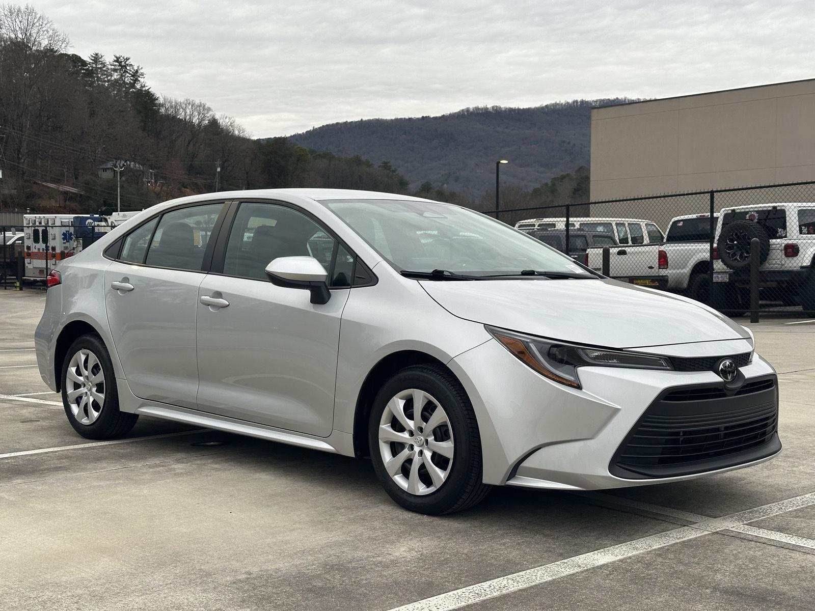 2024 Toyota Corolla LE's photo