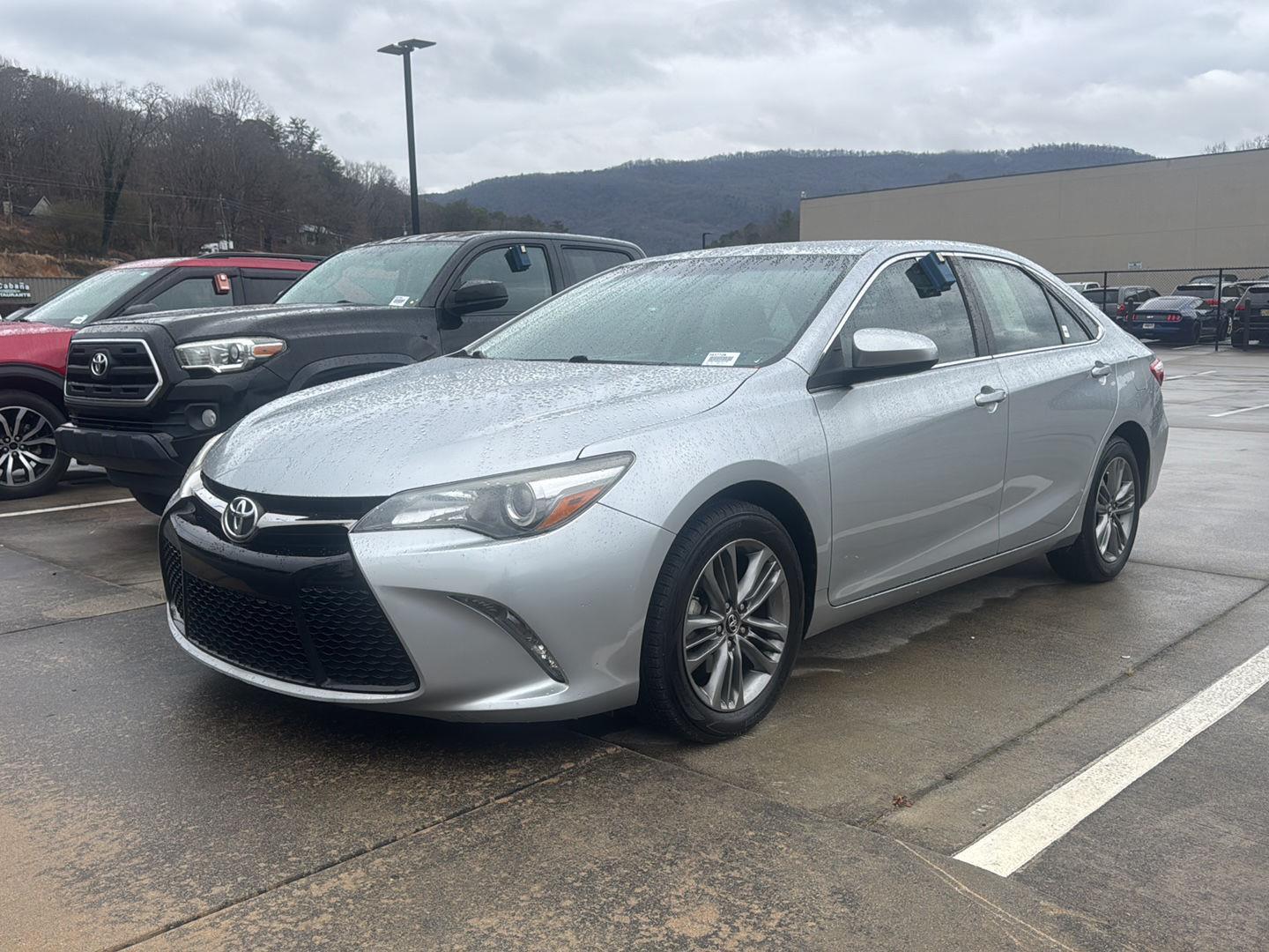 2017 Toyota Camry SE's photo