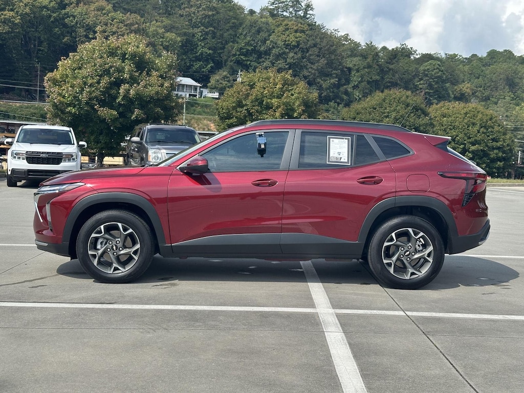 Used 2025 Chevrolet Trax LT SUV