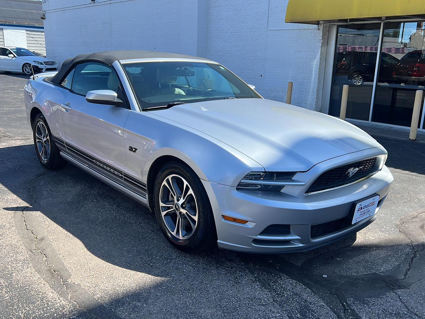 2014 Ford Mustang V6 Premium's photo
