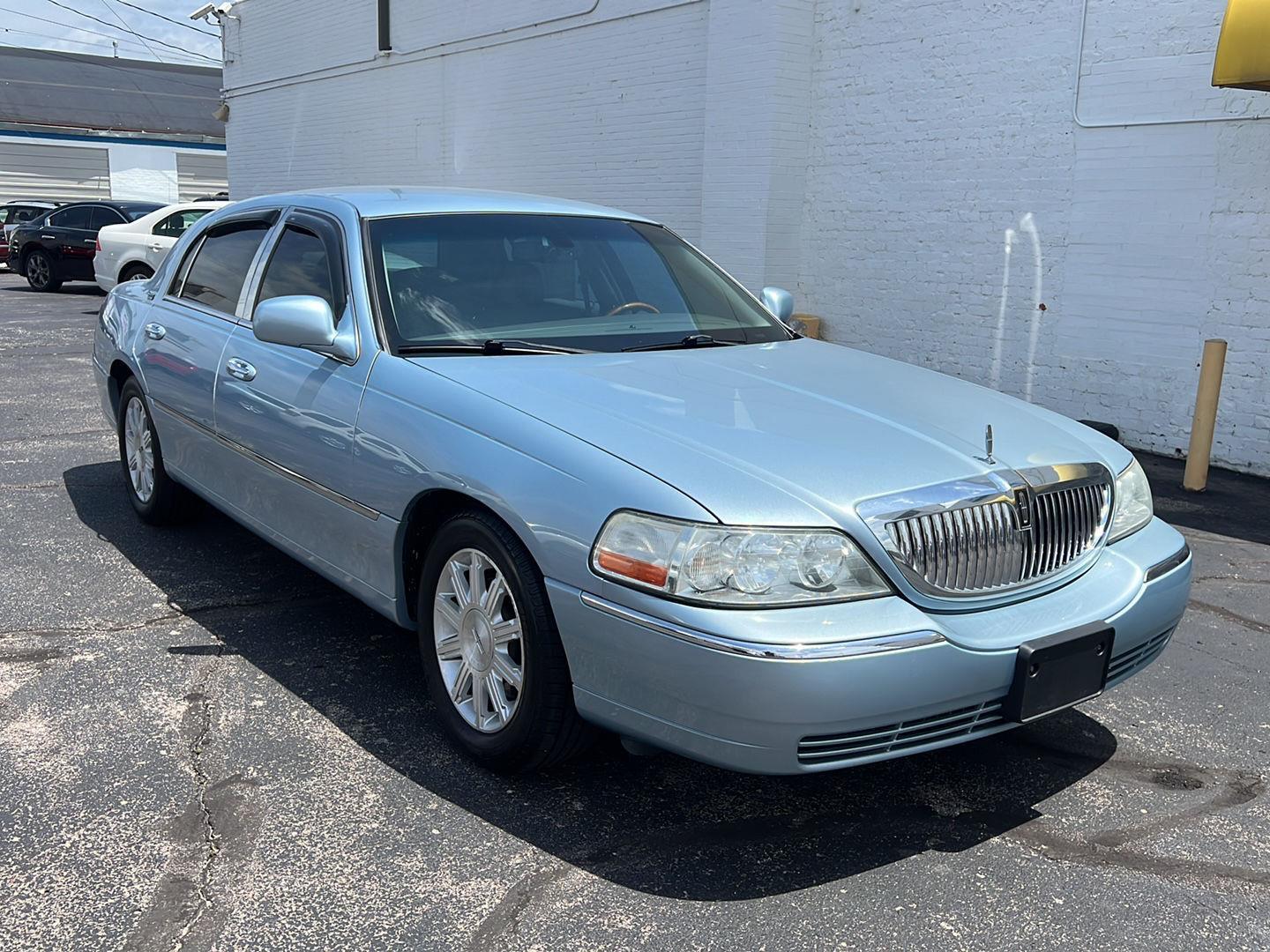 2010 Lincoln Town Car Signature Limited's photo