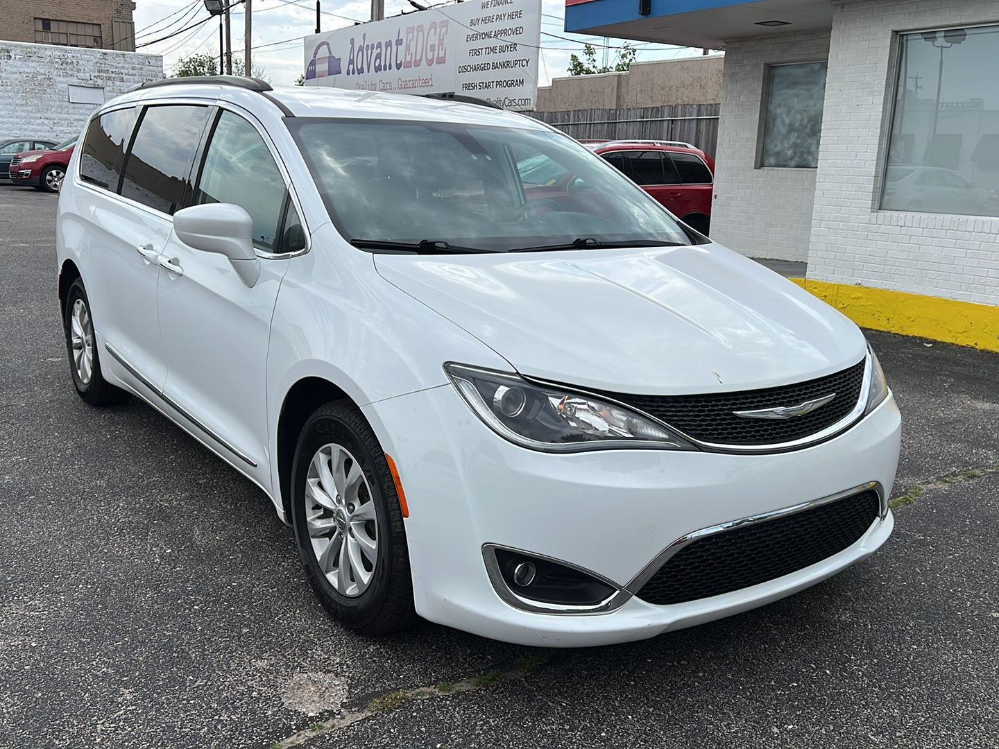 2017 Chrysler Pacifica Touring-L's photo