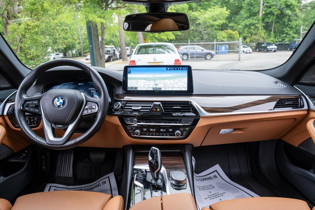 2023 BMW 5 Series 530e - Photo 18
