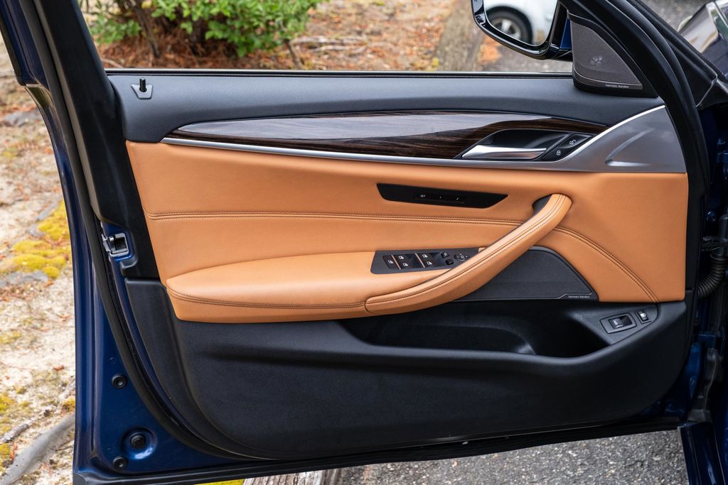 2023 BMW 5 Series 530e - Photo 12