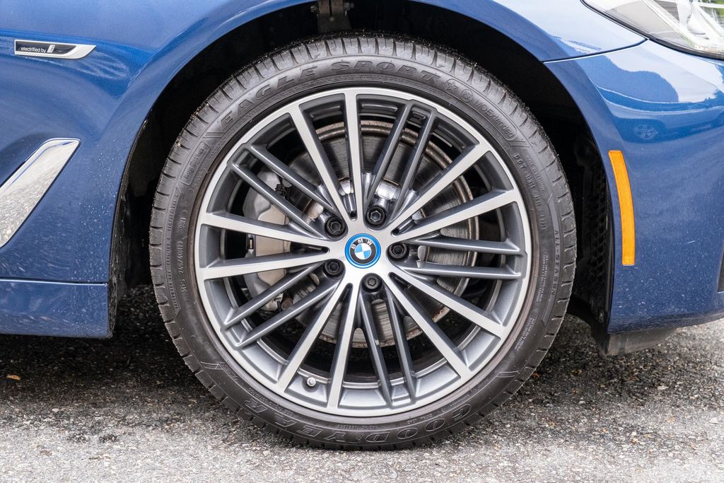 2023 BMW 5 Series 530e - Photo 35