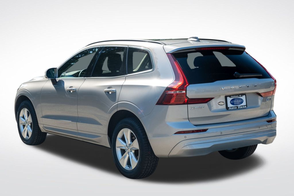 2022 Volvo XC60 B5 Momentum photo 2