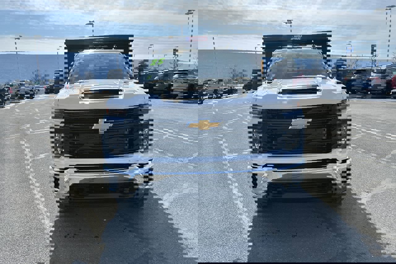 2025 Chevrolet Silverado 3500HD Work Truck photo 2