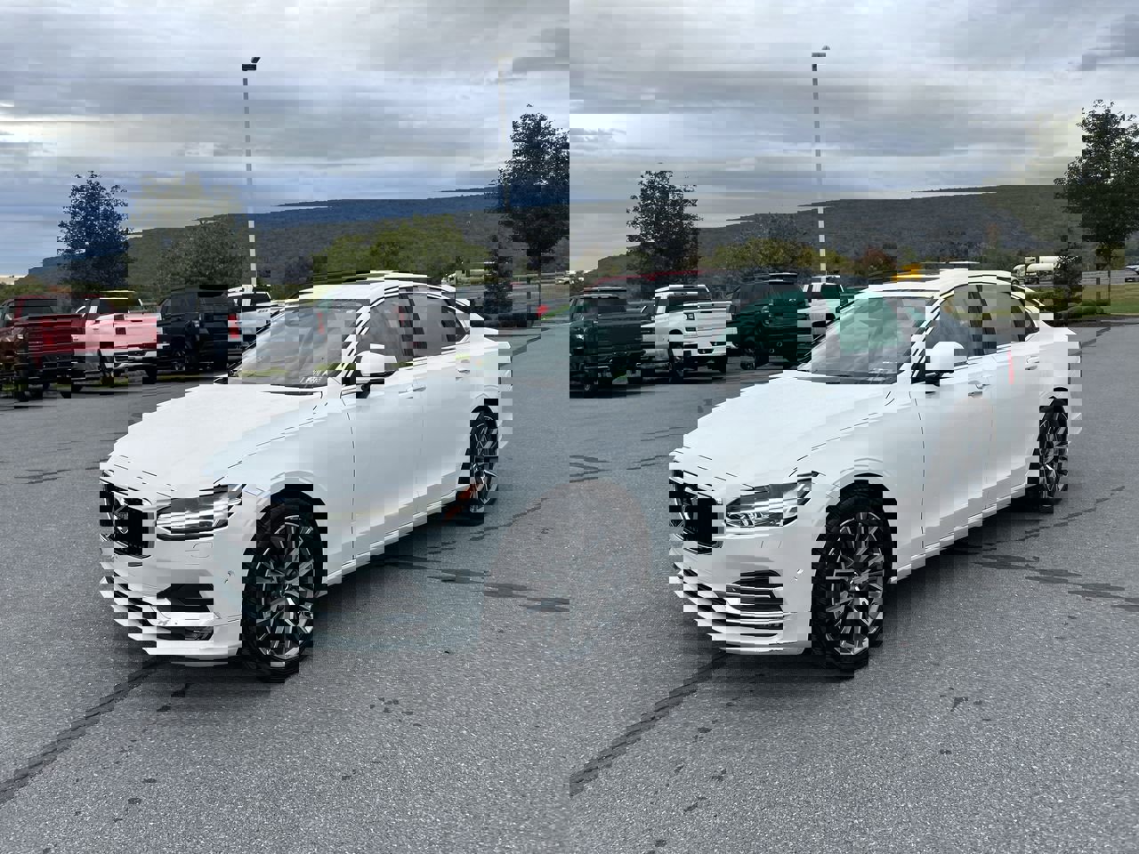 2017 Volvo S90 T6 Momentum photo 3