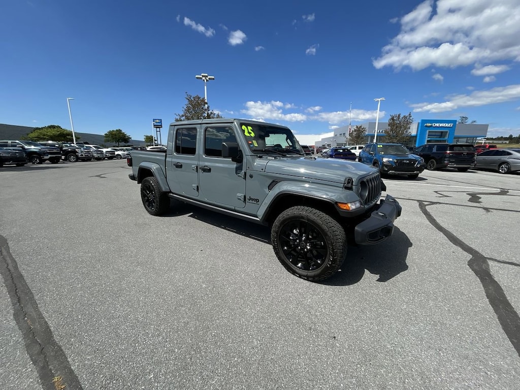 Used 2025 Jeep Gladiator Sport Truck Crew Cab