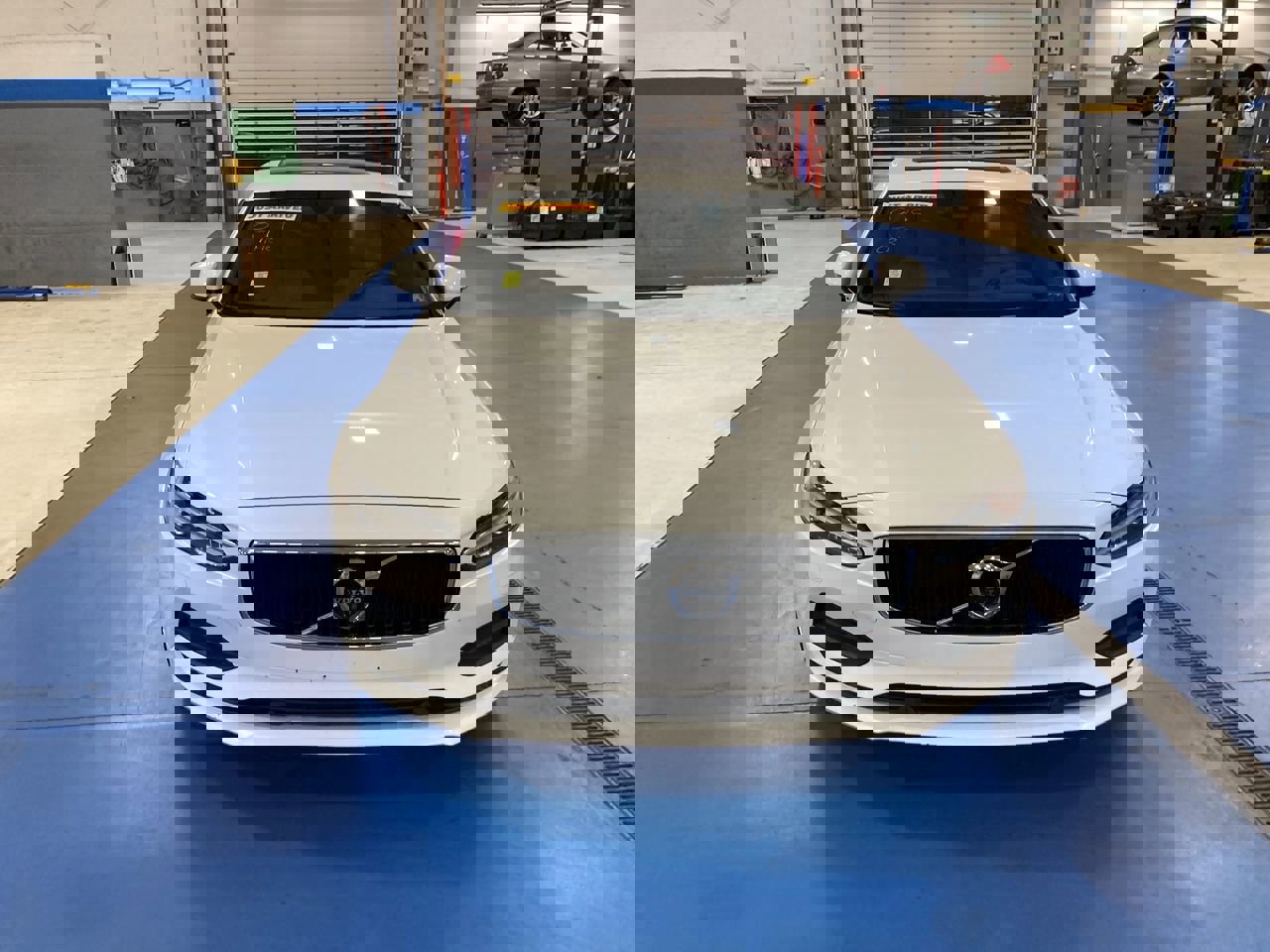 Used 2018 Volvo S90 Momentum with VIN LVY982MK6JP033285 for sale in Altoona, PA