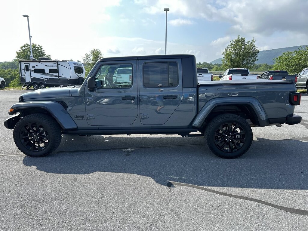 Used 2025 Jeep Gladiator Sport Truck Crew Cab