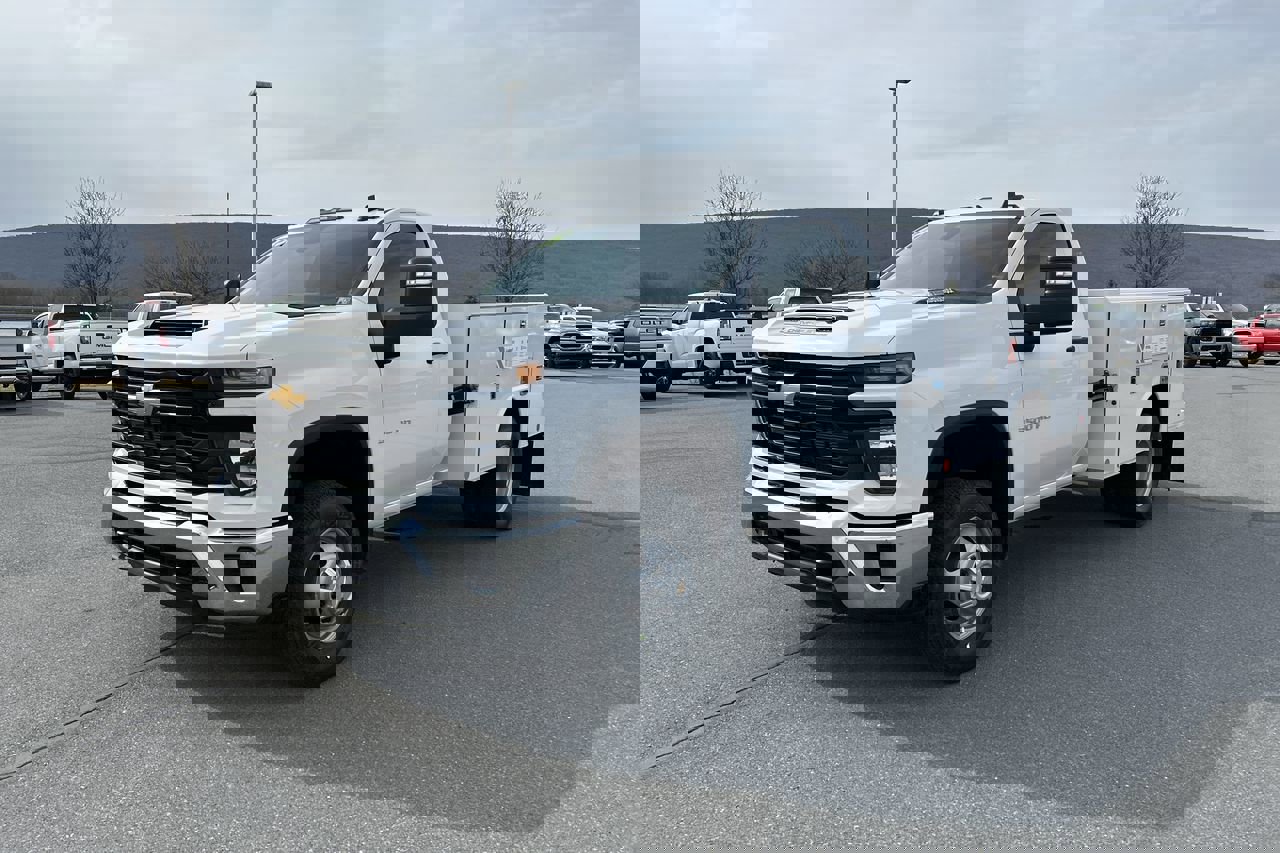 2025 Chevrolet Silverado 3500HD Work Truck photo 3