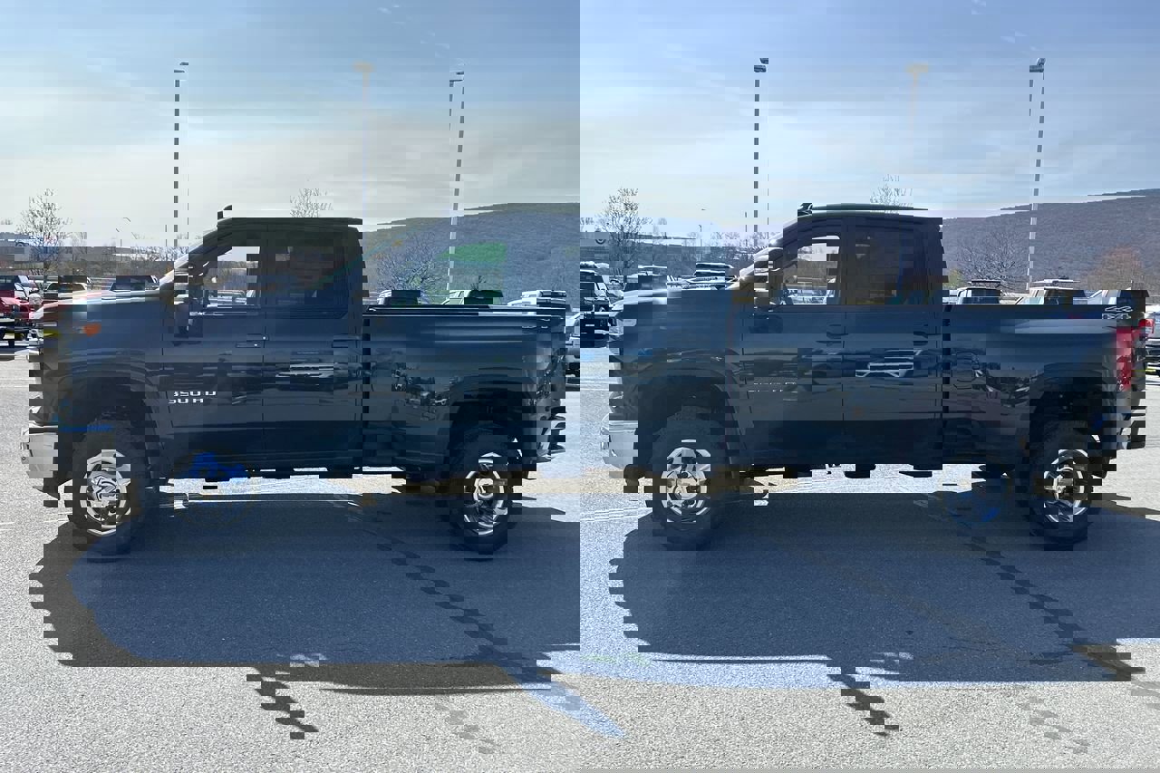 2025 Chevrolet Silverado 3500HD LT photo 4