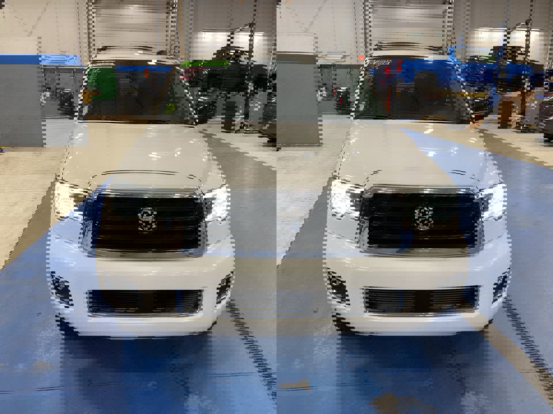 2018 Toyota Sequoia SR5 photo 2