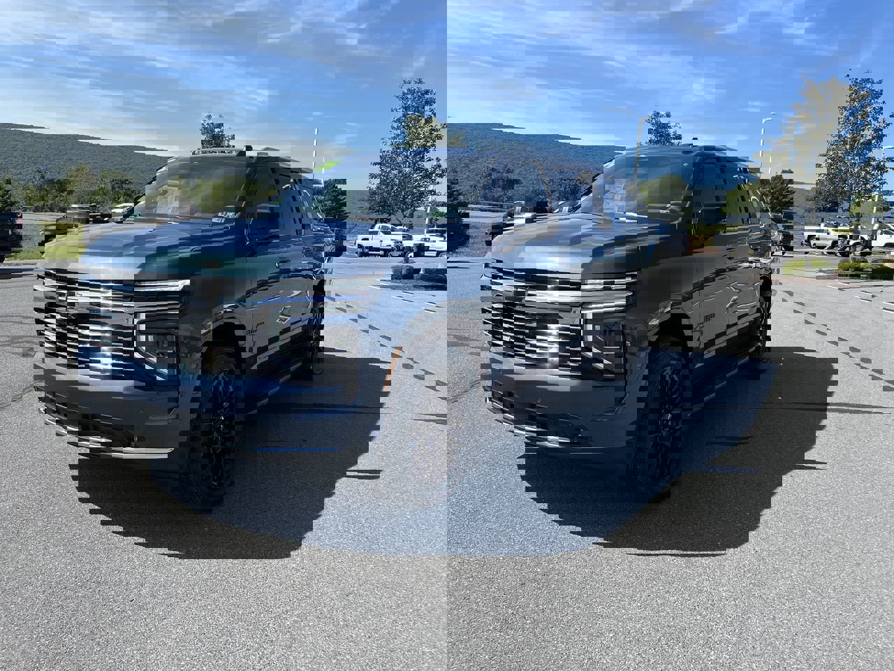 2025 Chevrolet Suburban Premier photo 3