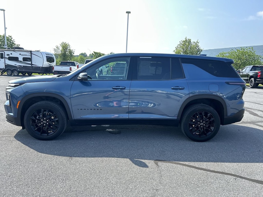Used 2024 Chevrolet Traverse LS w/2LS SUV