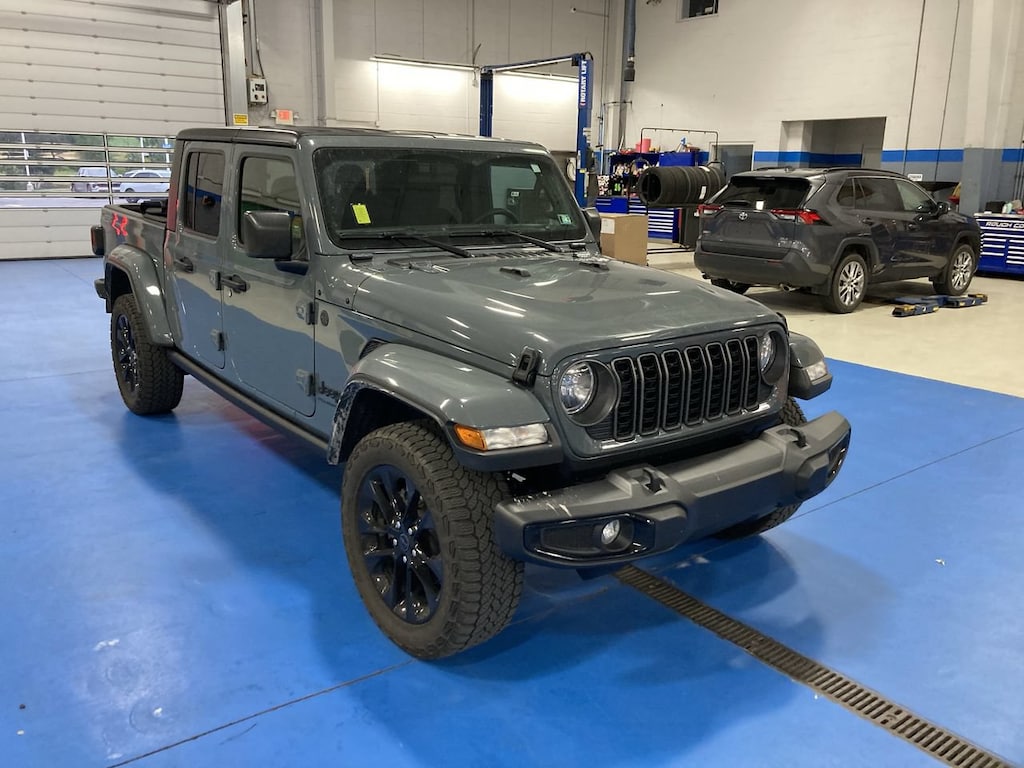 Used 2025 Jeep Gladiator Sport Truck Crew Cab