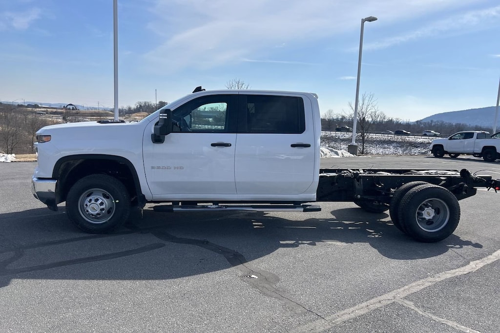 New 2025 Chevrolet Silverado 3500HD Chassis Work Truck Truck Crew Cab