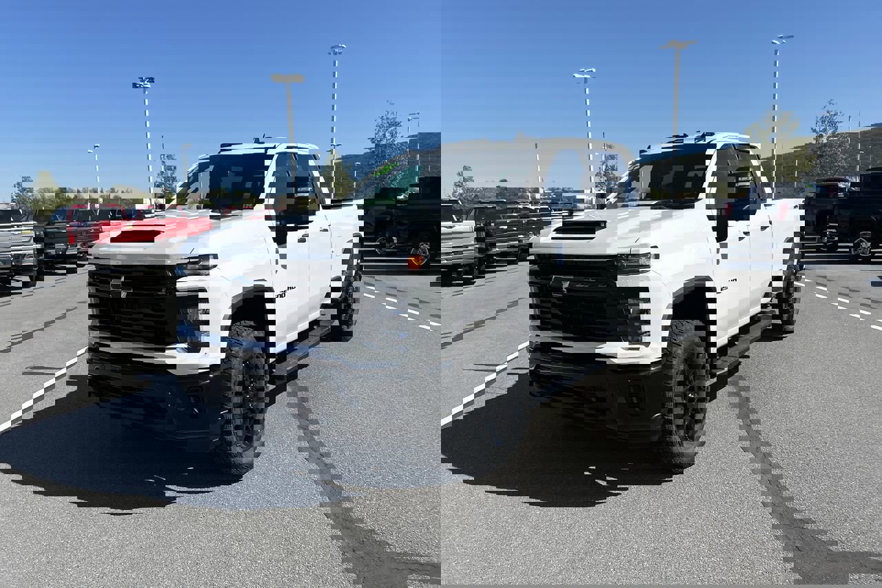 2025 Chevrolet Silverado 2500HD Custom photo 3