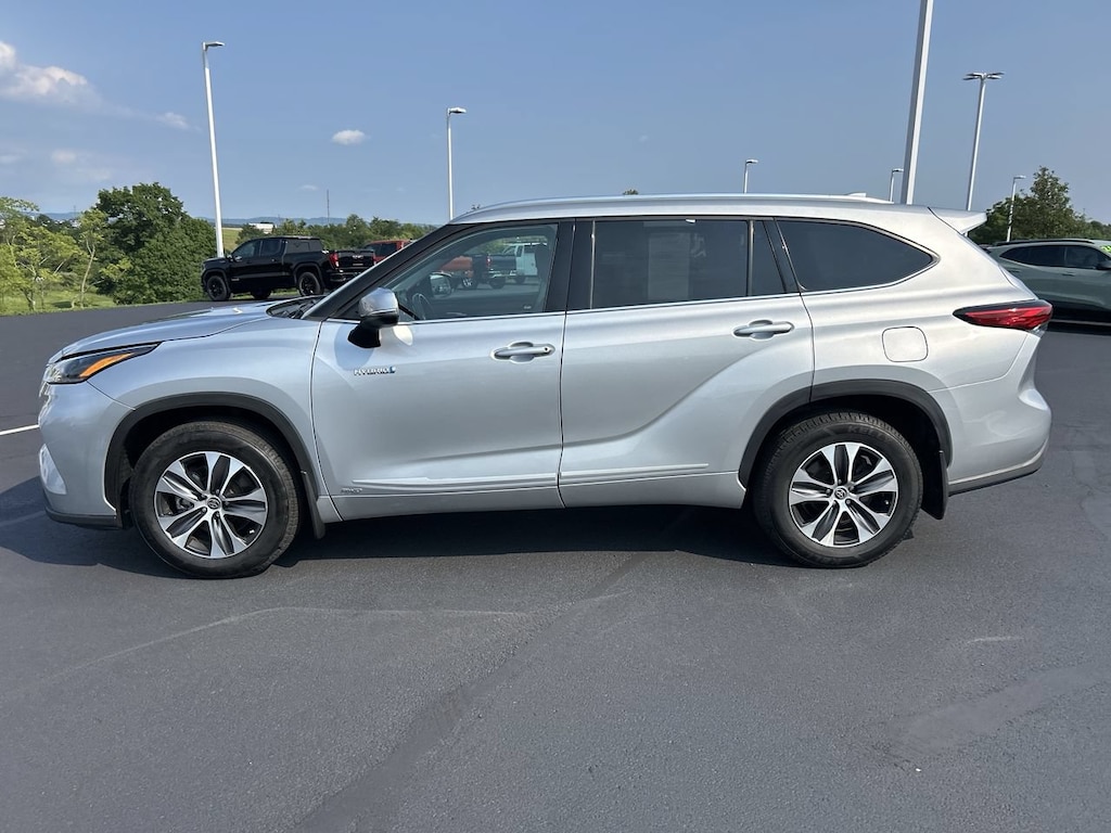 Used 2021 Toyota Highlander Hybrid XLE SUV