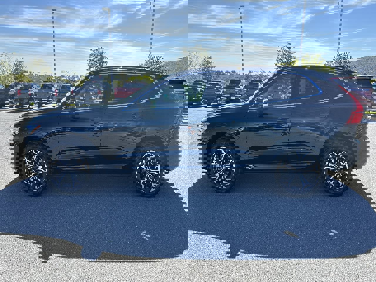 2022 Volvo XC60 B5 Momentum photo 4