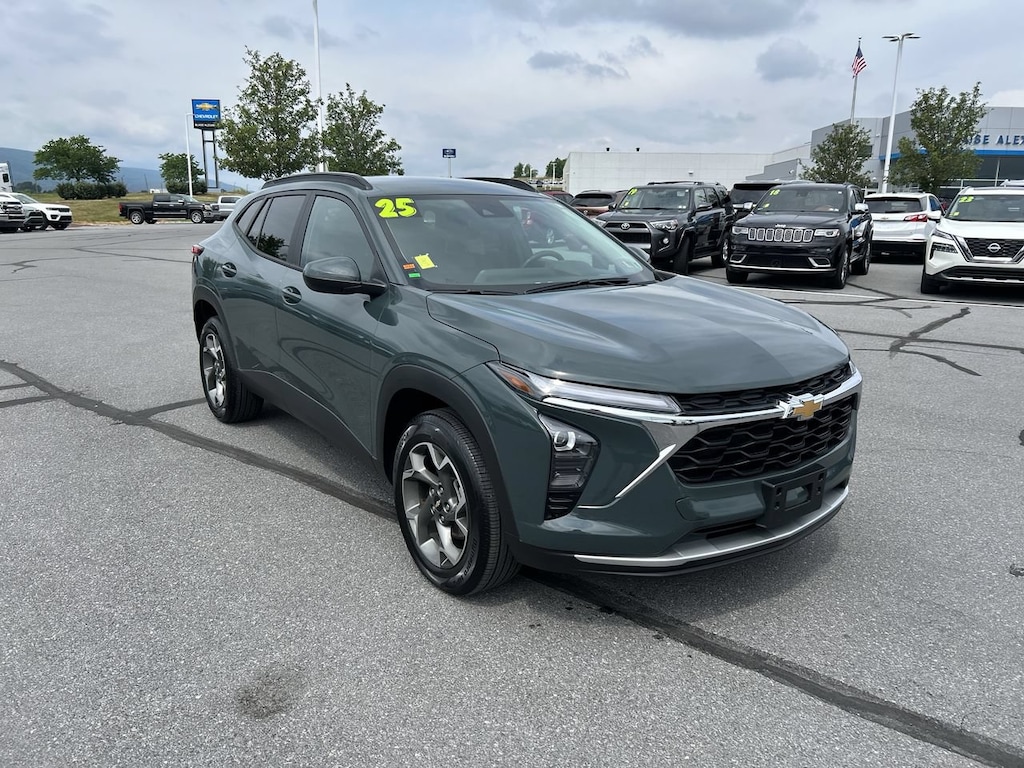 Used 2025 Chevrolet Trax LT SUV