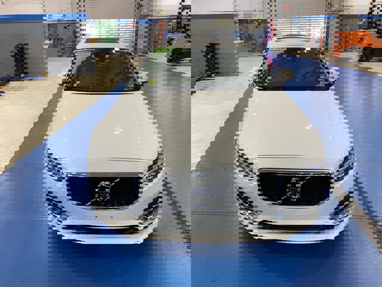 2017 Volvo S90 T6 Momentum photo 2