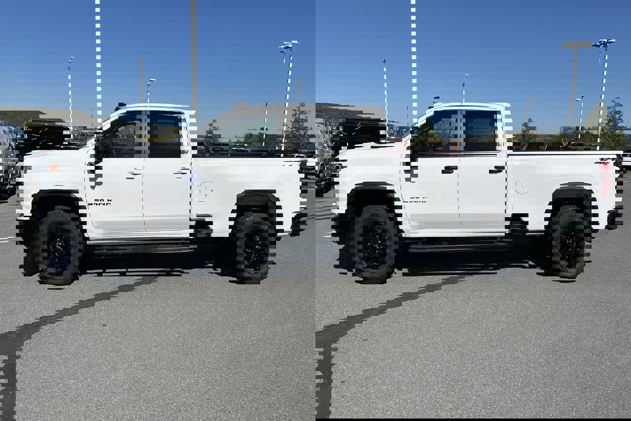 2025 Chevrolet Silverado 2500HD Custom photo 4