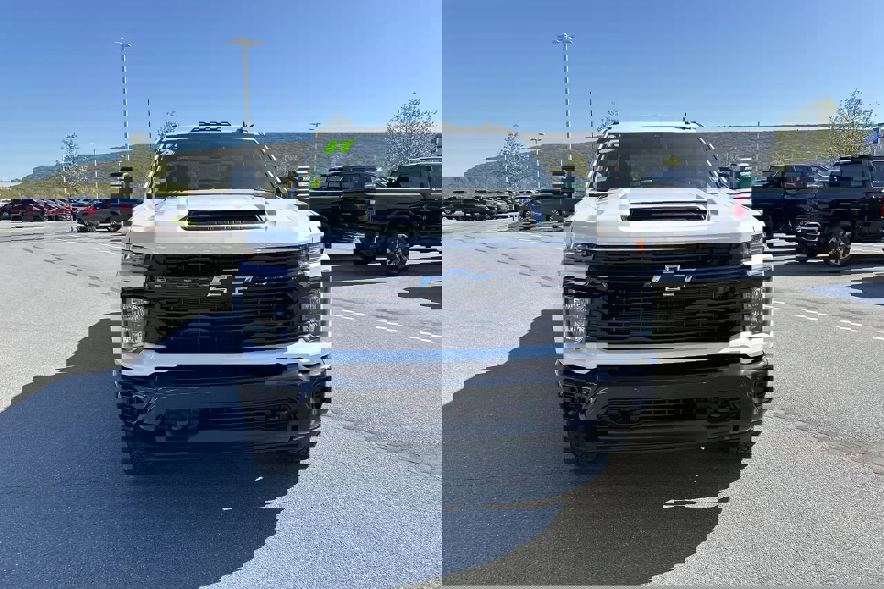 2025 Chevrolet Silverado 2500HD Custom photo 2