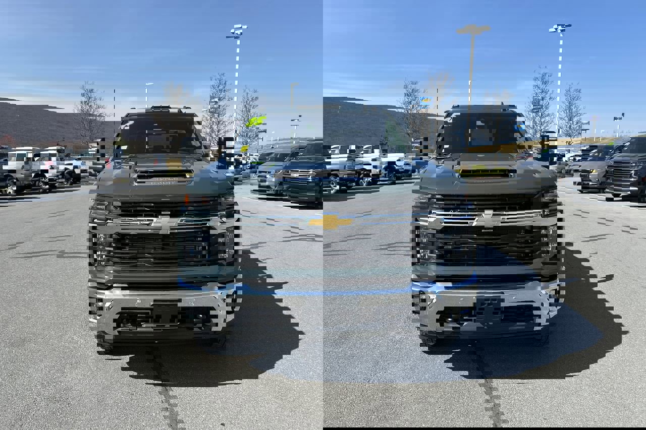 2025 Chevrolet Silverado 3500HD LT photo 2