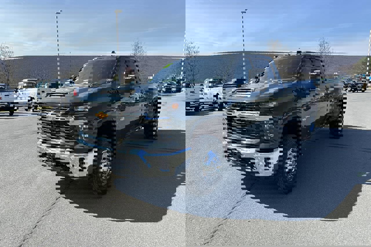 2025 Chevrolet Silverado 3500HD LT photo 3