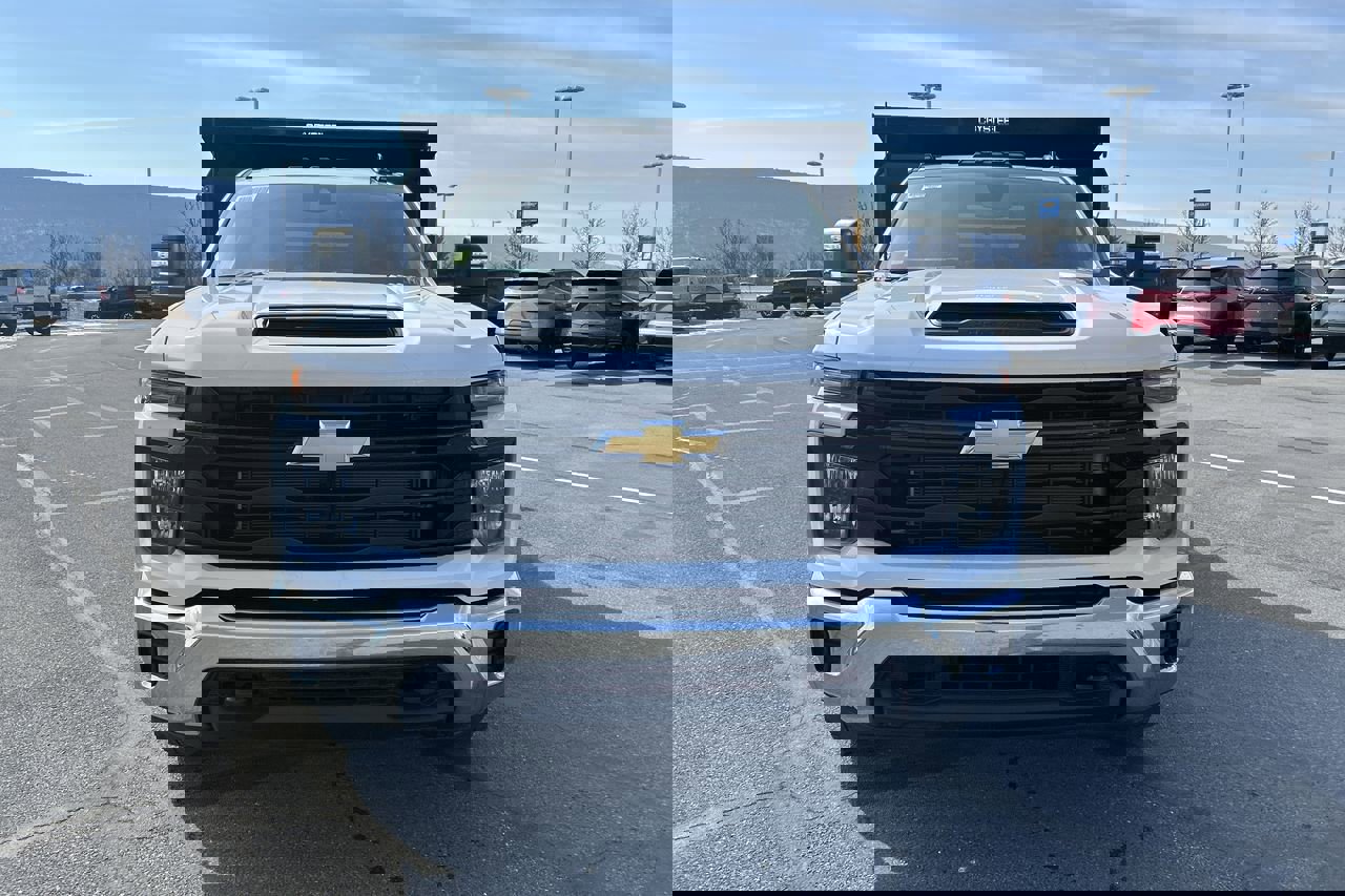 2025 Chevrolet Silverado 3500HD Work Truck photo 2