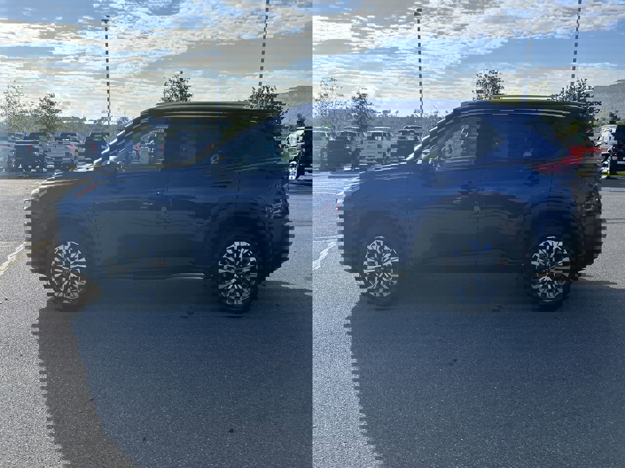 2023 Nissan Rogue SV photo 3