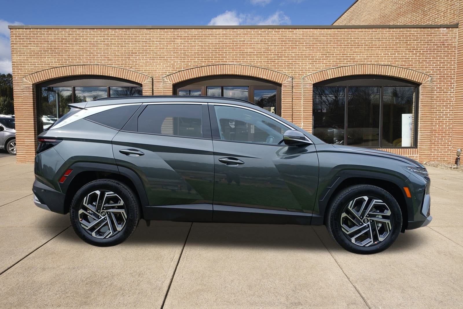2025 Hyundai Tucson Hybrid Limited photo 2