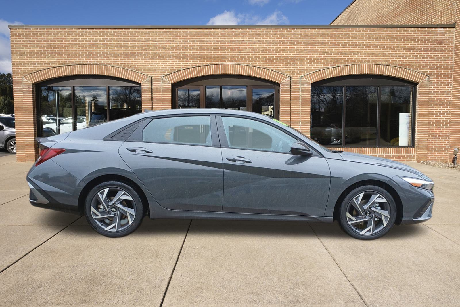 2025 Hyundai Elantra SEL Sport photo 2