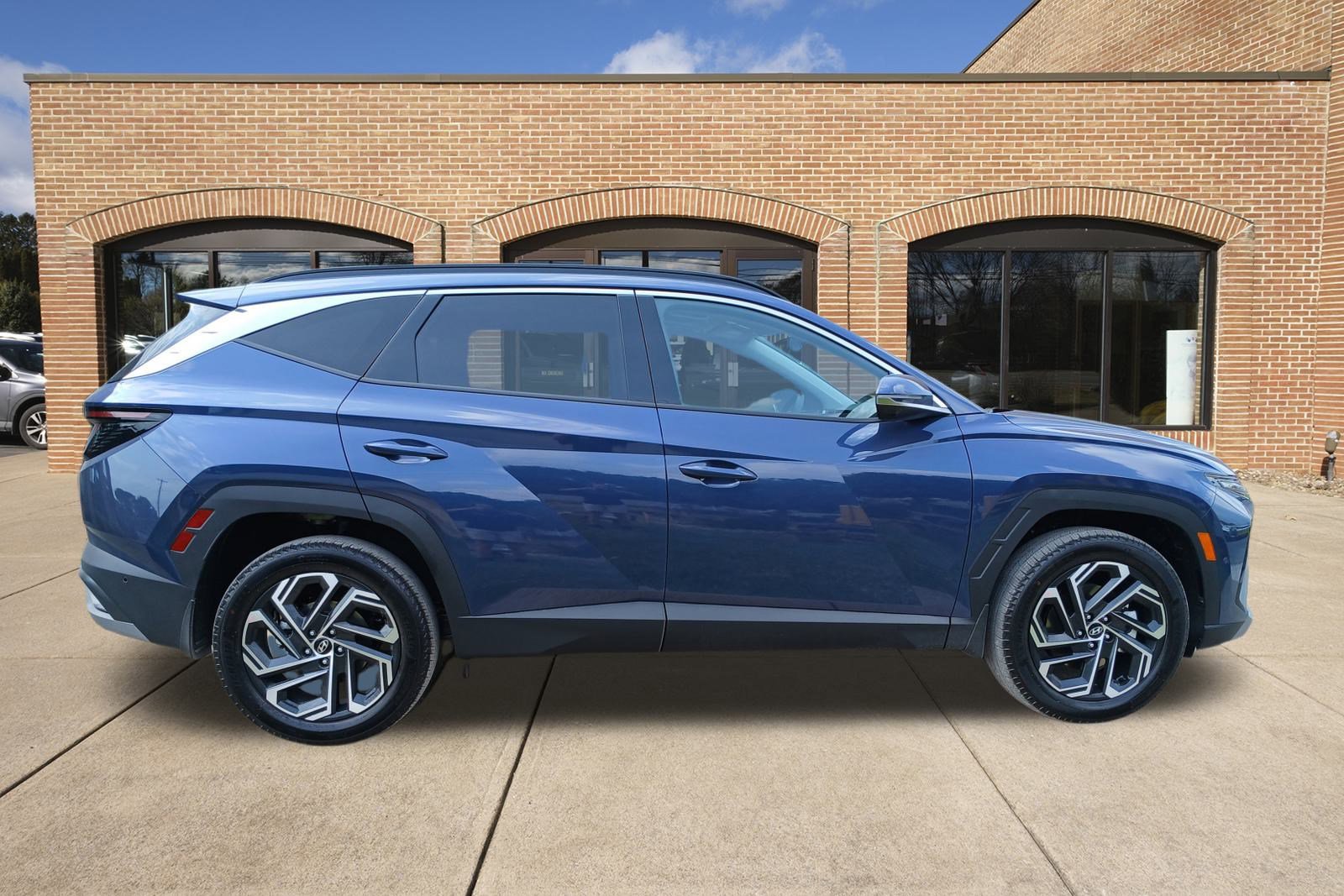 2025 Hyundai Tucson Limited photo 2