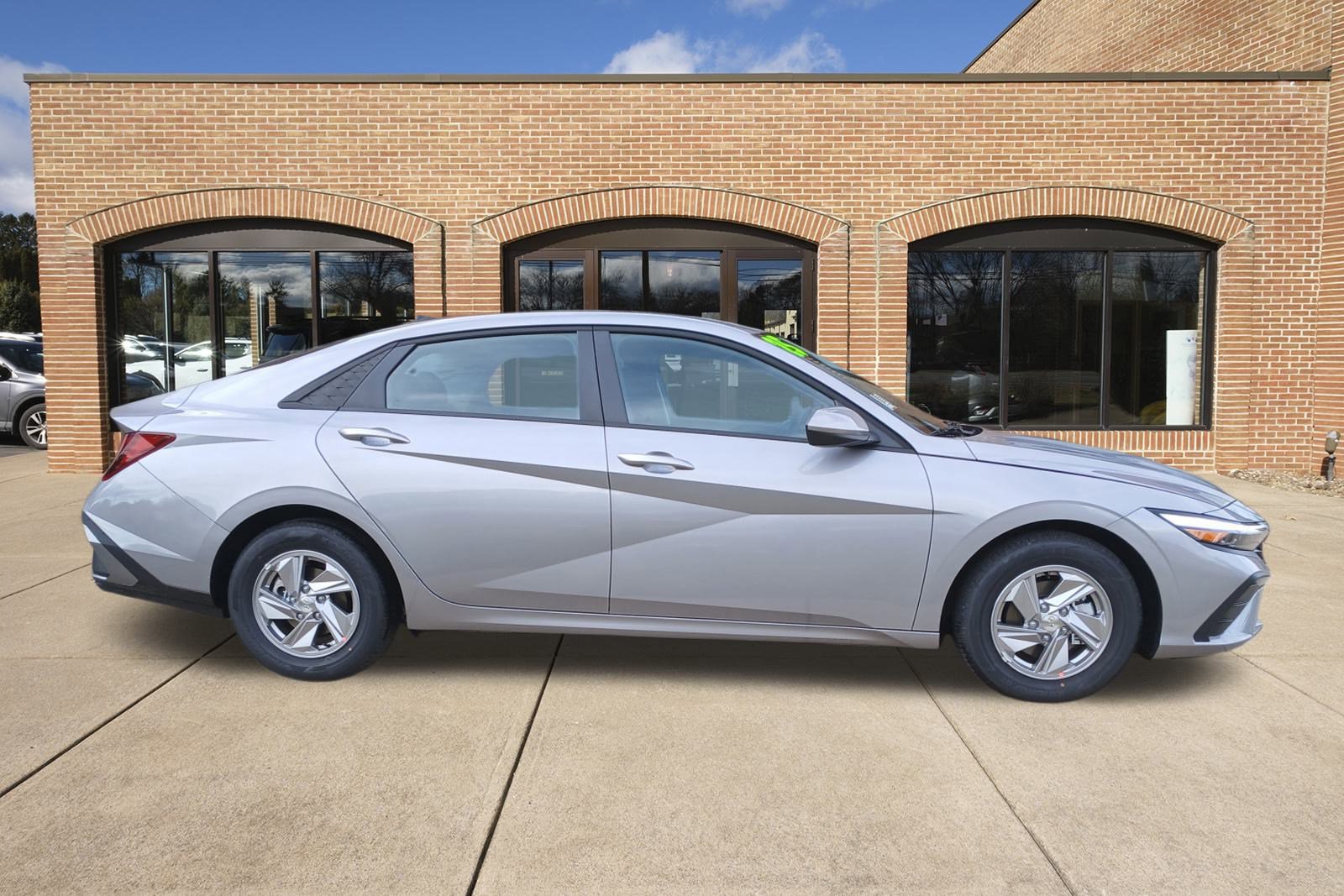 2025 Hyundai Elantra SE photo 2