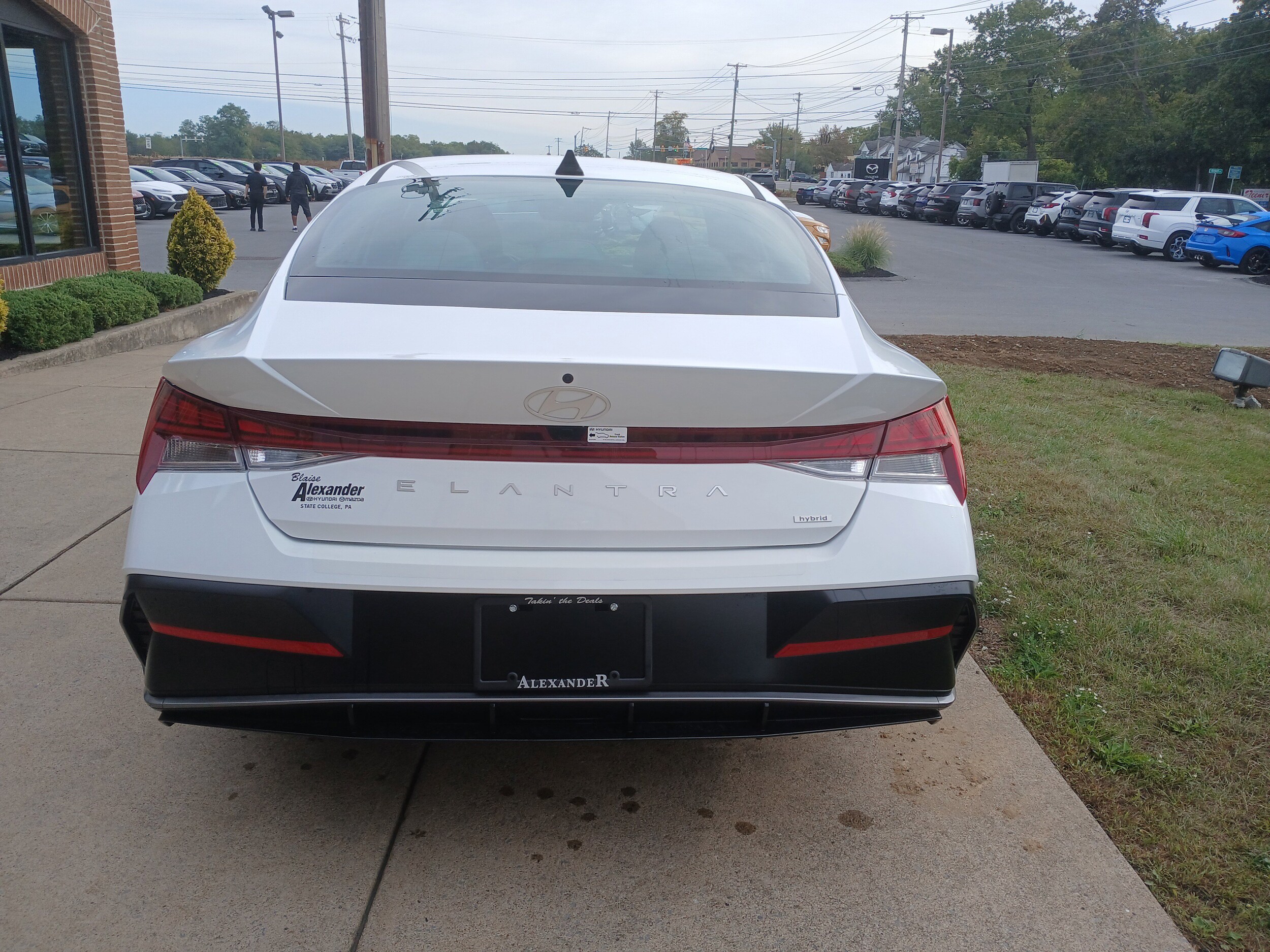 2025 Hyundai Elantra Hybrid Limited photo 4